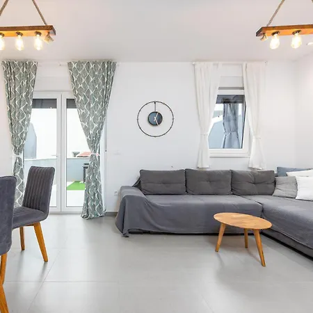 3 Bedroom Gorgeous In Apartamento Vrsi