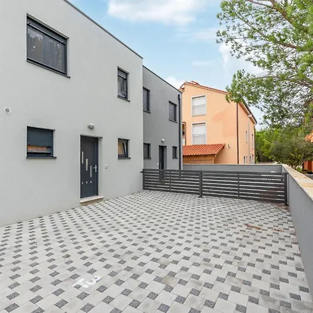 3 Bedroom Gorgeous In Apartamento