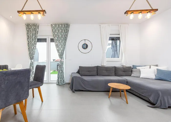 3 Bedroom Gorgeous In Appartamento Vrsi